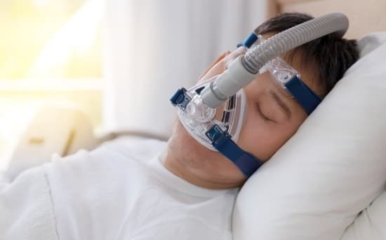Paciente usando mascarilla CPAP compacta con tubo superior