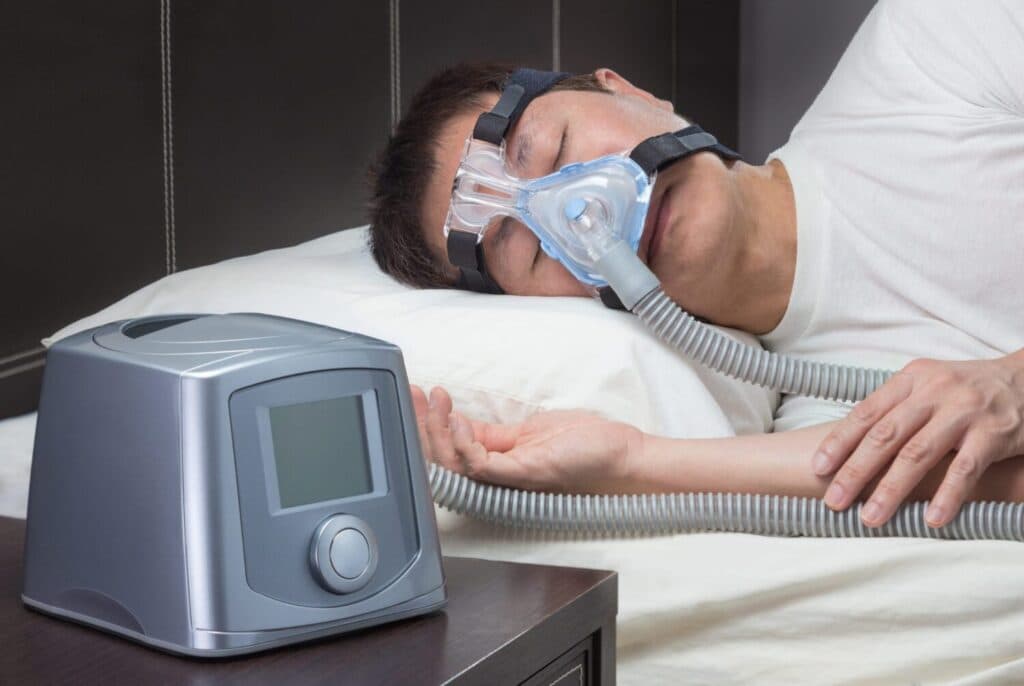 Paciente usando mascarilla CPAP